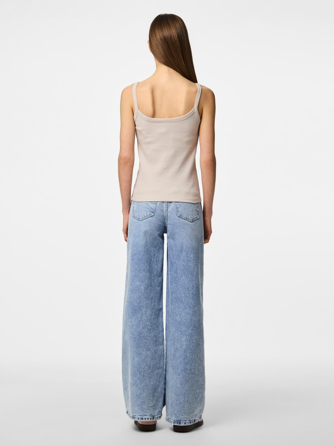 model_shot-back